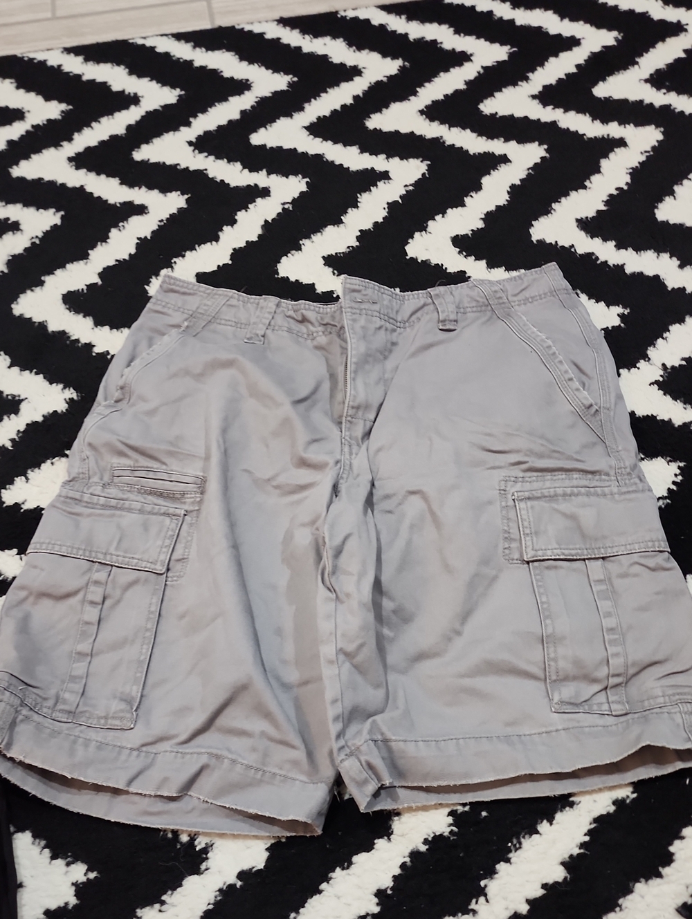 Light Gray Men's Cargo Shorts with Utility Pockets